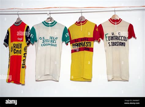 Ciclisti d'epoca con maglie gialle
