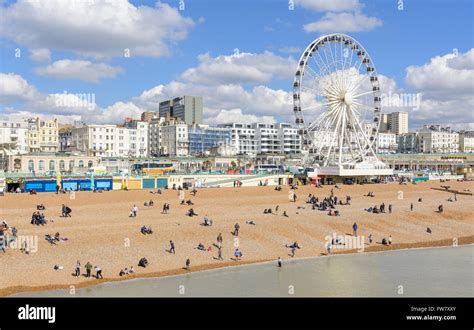 Lungomare di Brighton con ciclisti