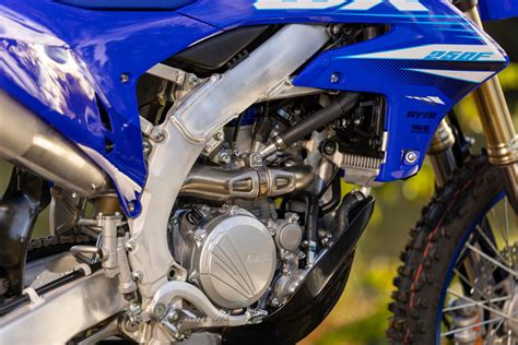 Schema del motore Yamaha WR250F con cilindro inverso