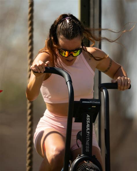 Donna che pulisce una cyclette