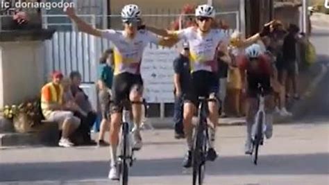 Ciclisti che tagliano il traguardo