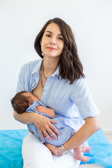 Una madre che allatta il suo bambino
