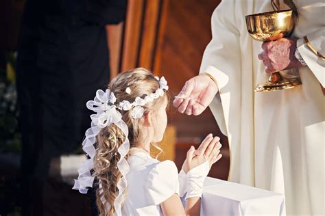Bambini che ricevono la Prima Comunione