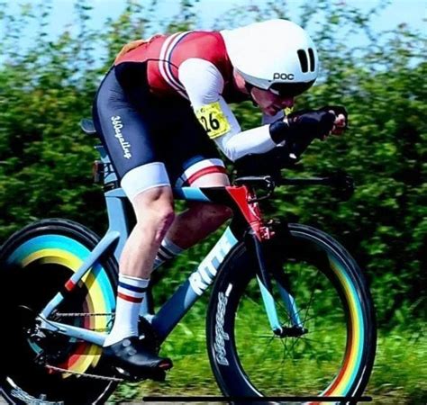 Un giovane ciclista in azione
