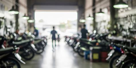 Motociclista che lavora sulla moto in officina