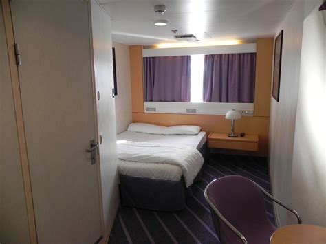 Interno di una cabina passeggeri sul traghetto Blue Star Patmos