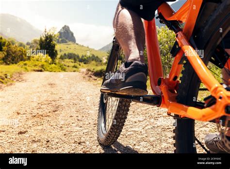 Ciclista su un percorso sterrato in montagna