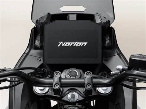 Dettaglio del display TFT touchscreen della Norton Atlas