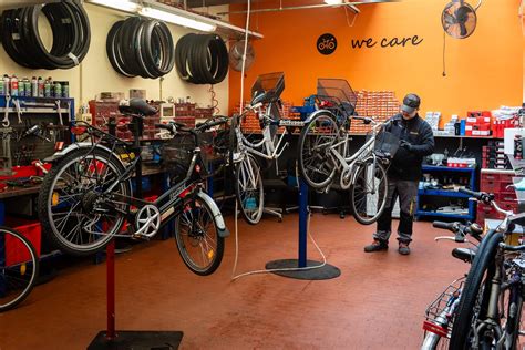 Officina meccanica con telai di biciclette