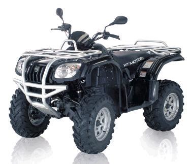 Un quad WT Motors 500 4x4 in azione su un percorso sterrato