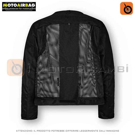 Motociclista in una giornata calda con giacca estiva traforata