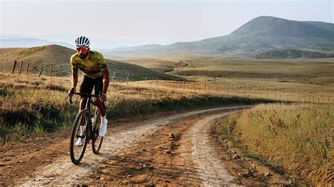 Gravel bike in azione su una strada sterrata