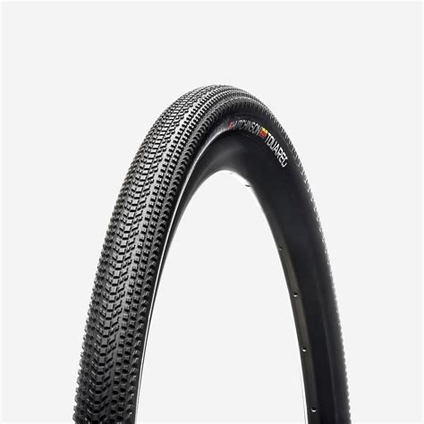 Dettaglio di un copertone gravel largo con tassellatura pronunciata
