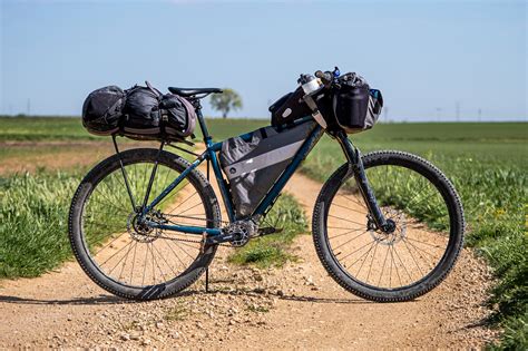 Ciclista con gravel bike equipaggiata per bikepacking